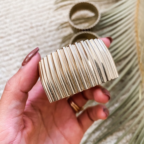 Gold napkin rings - Picture 3 of 3